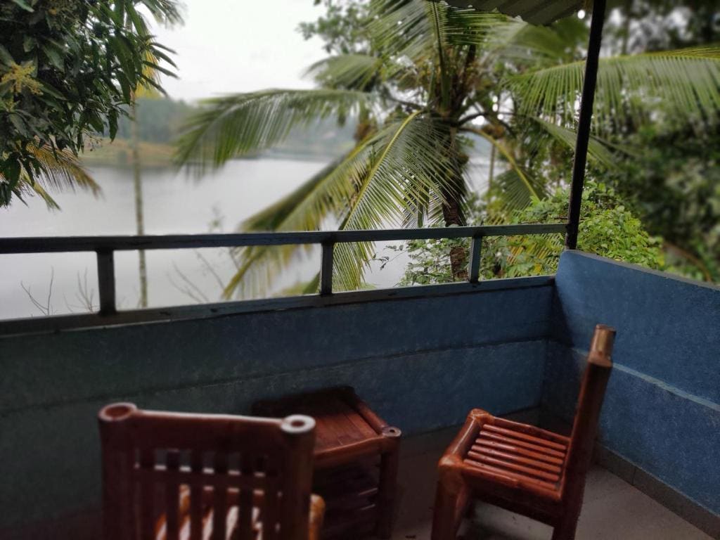 Deluxe Double Room with Balcony and Lake View room - Image 3