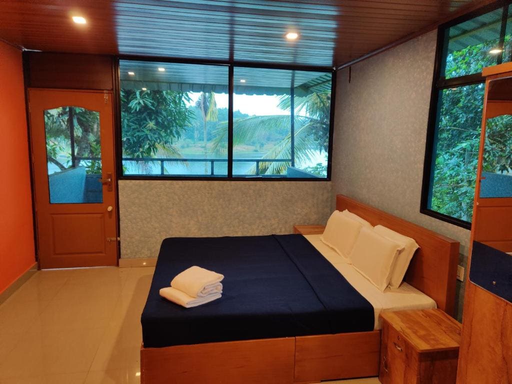 Deluxe Double Room with Balcony and Lake View room - Image 2