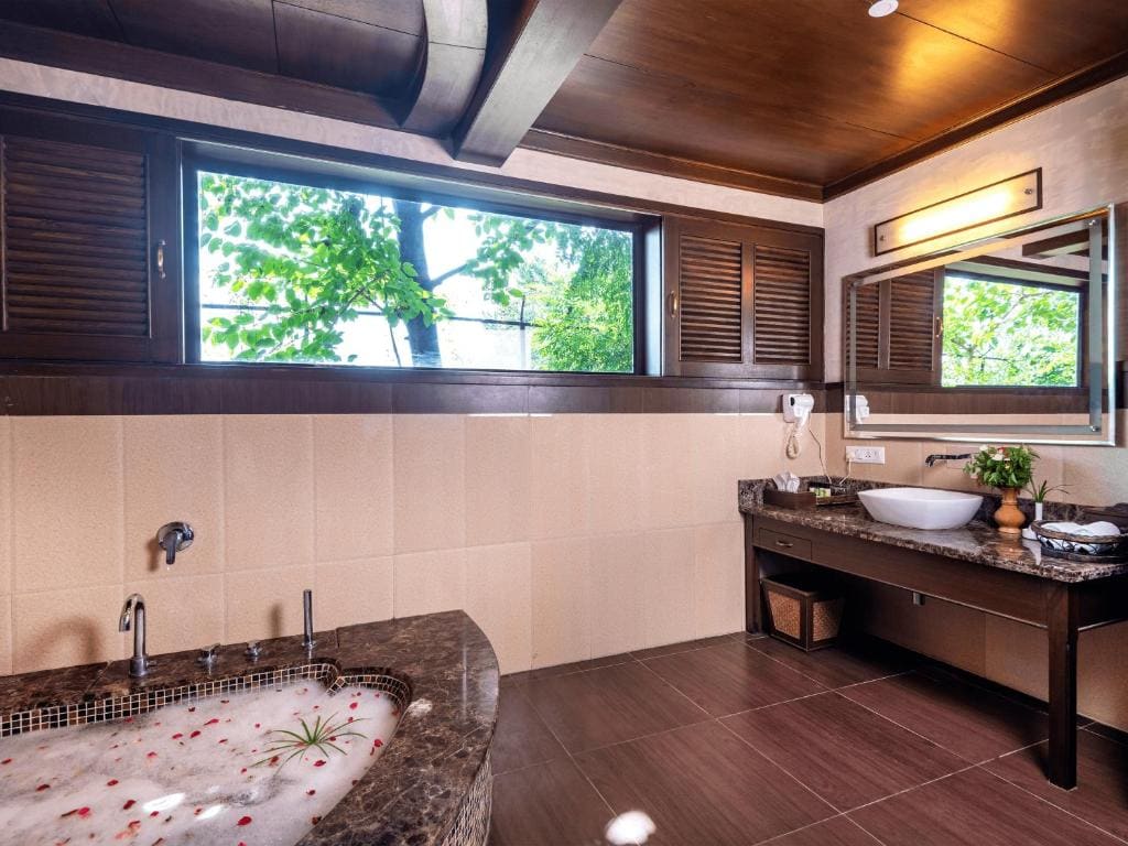 Corbett club with Bathtub-Welcome drink, Hi Tea room - Image 1