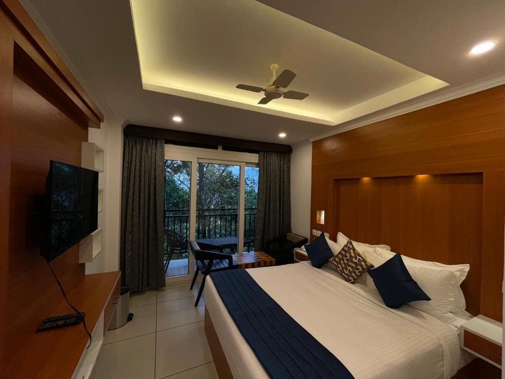 Deluxe Double Room with Balcony room - Image 2