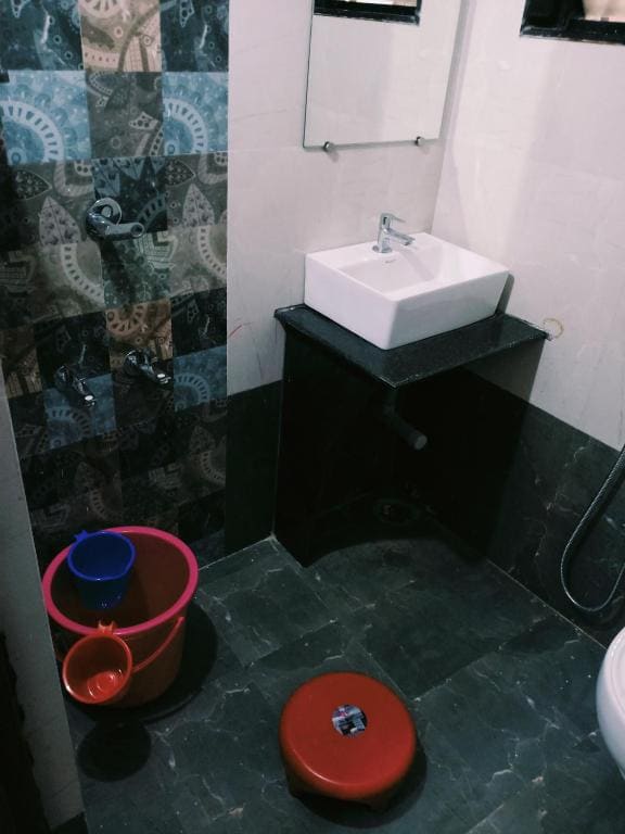 Single Room with Bathroom room - Image 3