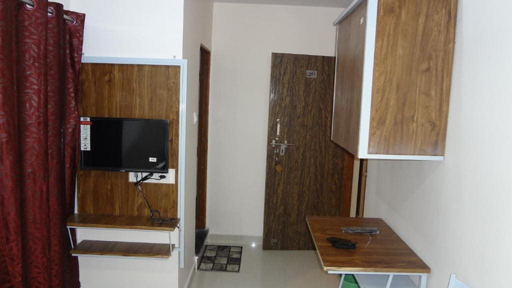 Single Room with Bathroom room - Image 1
