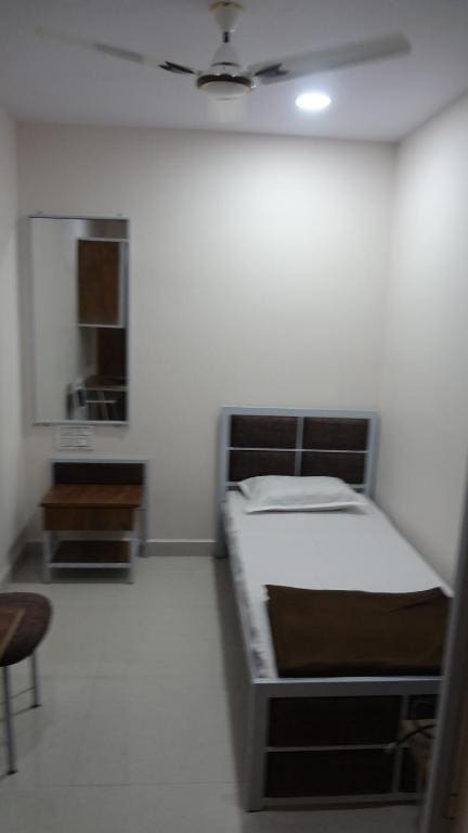 Single Room with Bathroom room - Image 2
