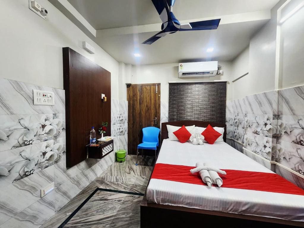 Single Room with Bath room - Image 3