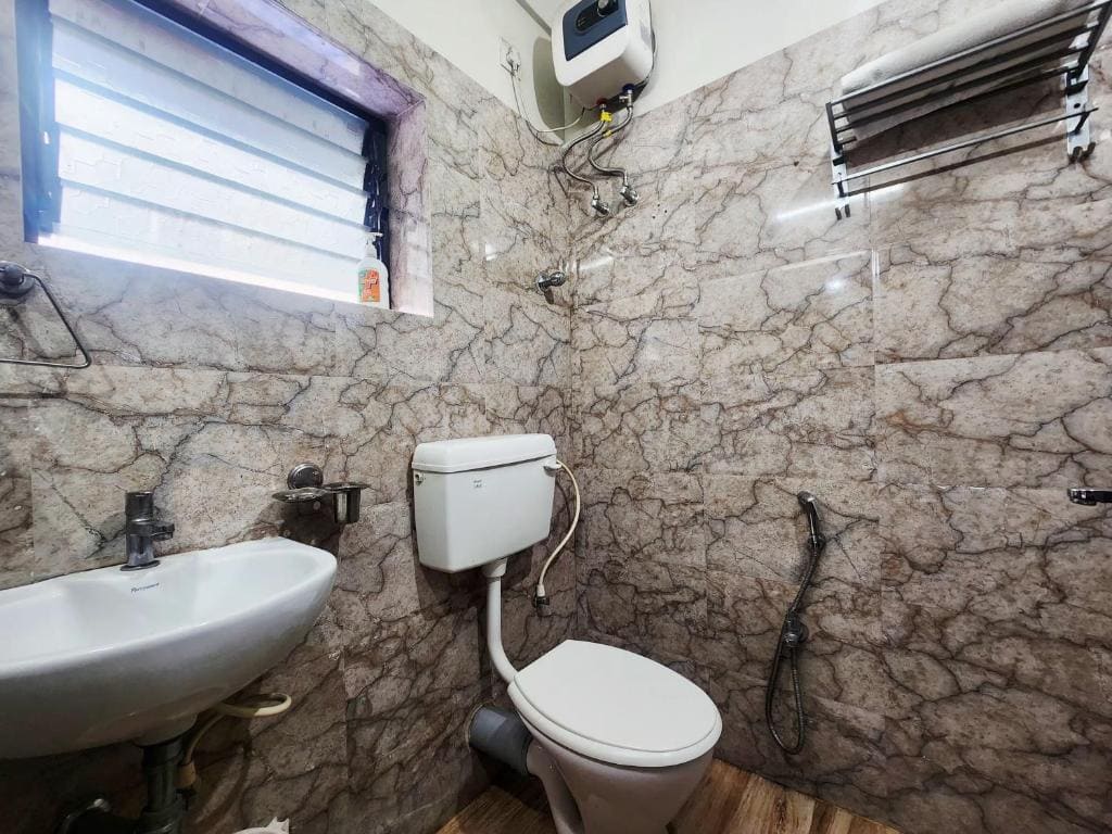 Single Room with Bath room - Image 2