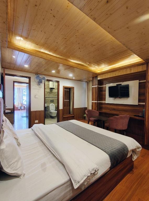 Deluxe King Room room - Image 3