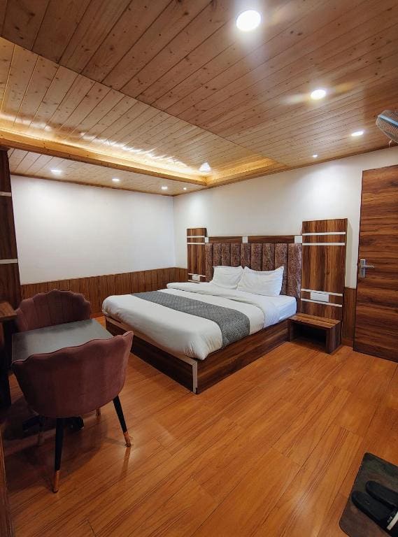 Deluxe King Room room - Image 2