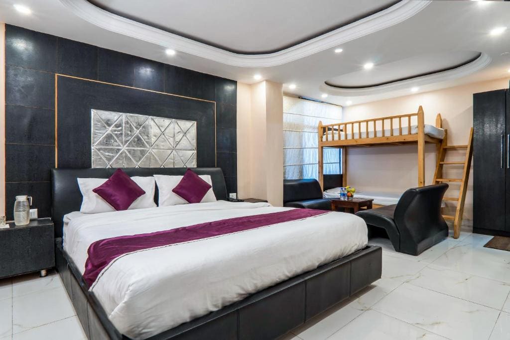 Deluxe Family Room room - Image 2