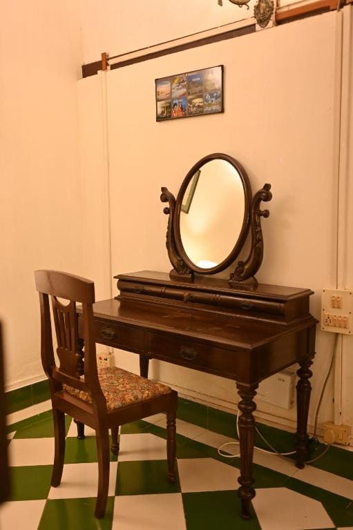 Deluxe Queen Room room - Image 3
