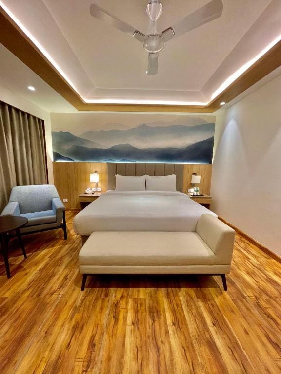 Deluxe King Room with Mountain View - Non-Smoking room - Image 3