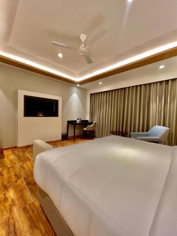 Deluxe King Room with Mountain View - Non-Smoking room - Image 2