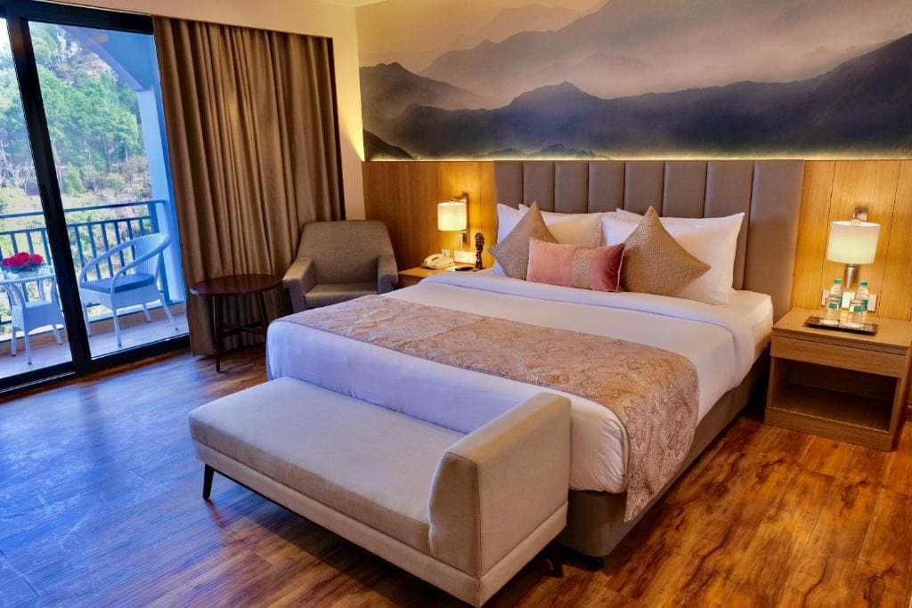 Deluxe King Room with Mountain View - Non-Smoking room - Image 1
