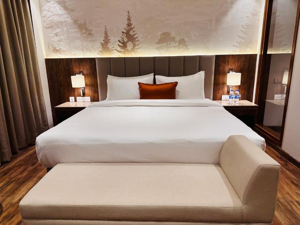 Executive King Suite with Bath Tub and Mountain View - Non-Smoking room - Image 1