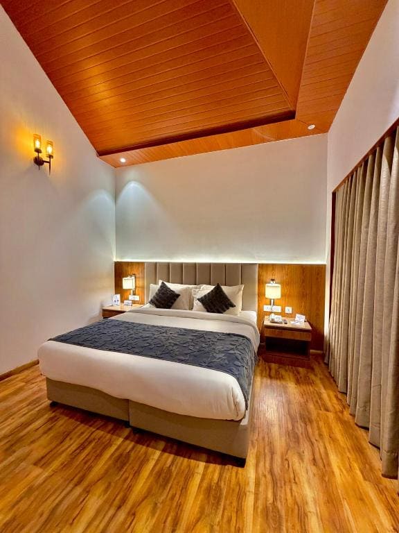 Family Room with One King Bed and One Queen Bed - Mountain View/Non-Smoking room - Image 1