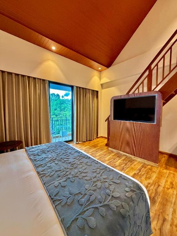 Family Room with One King Bed and One Queen Bed - Mountain View/Non-Smoking room - Image 2