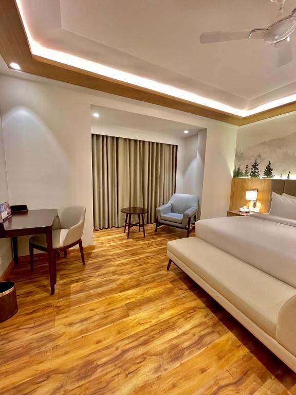 Superior King Room with City View - Non-Smoking room - Image 3