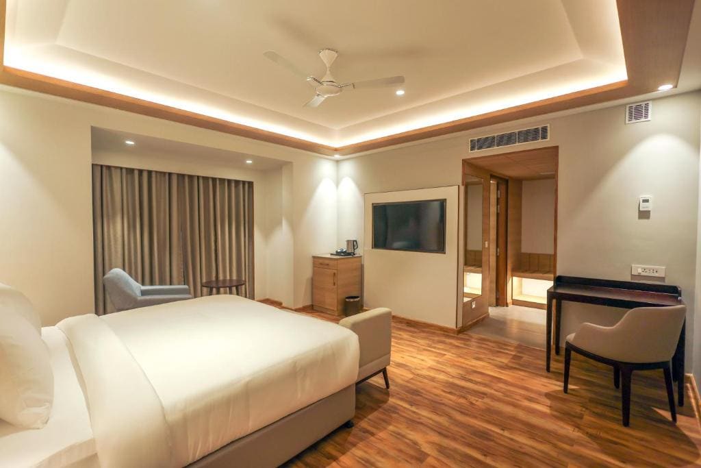 Superior King Room with City View - Non-Smoking room - Image 2