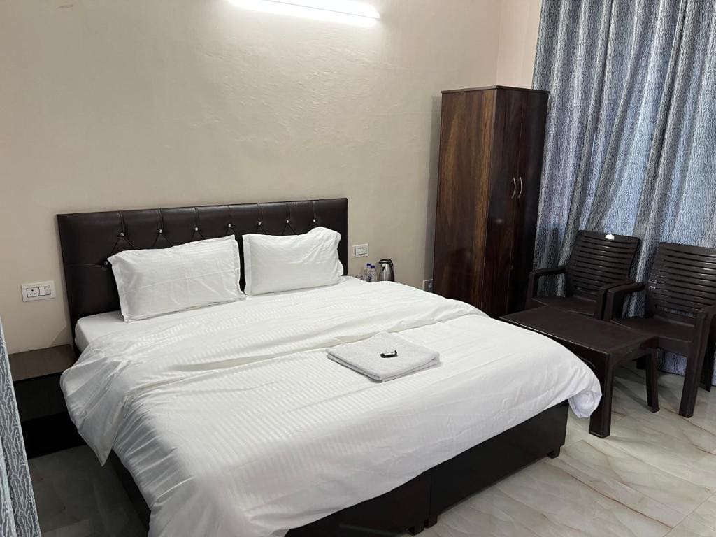 Deluxe Double Room with Balcony room - Image 3