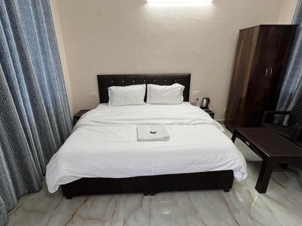 Deluxe Double Room with Balcony room - Image 2