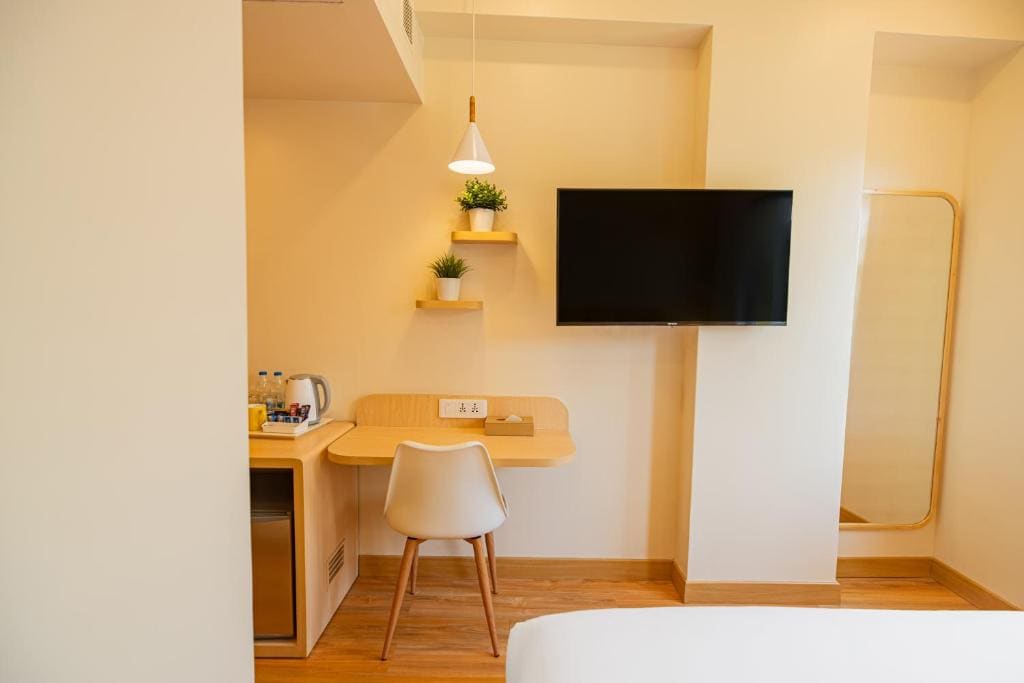 Deluxe Queen Room room - Image 3