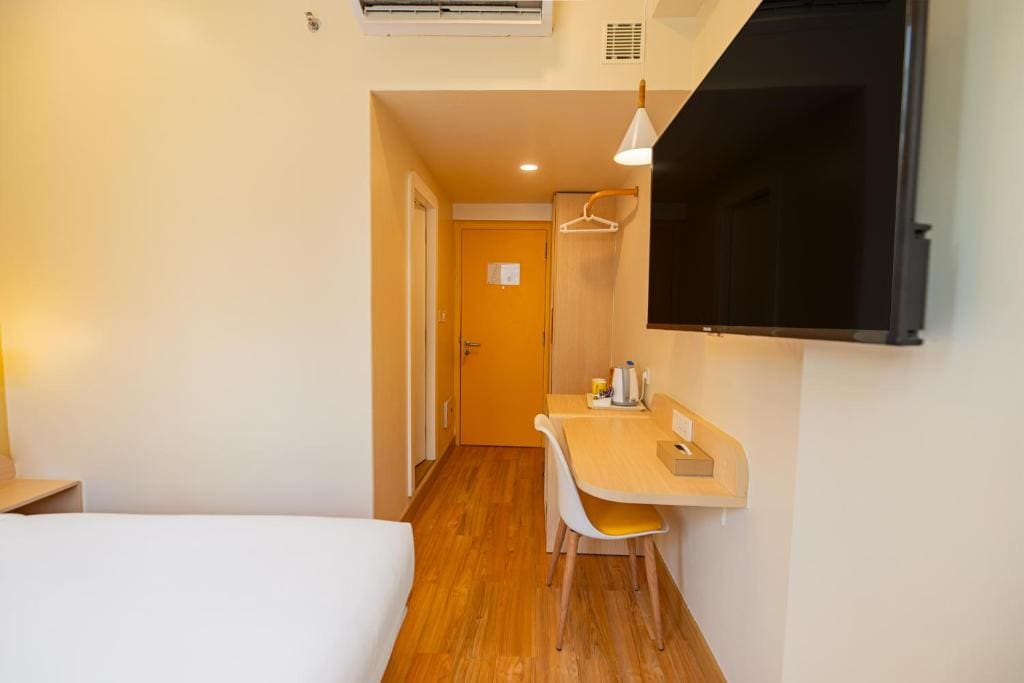 Deluxe Queen Room room - Image 2