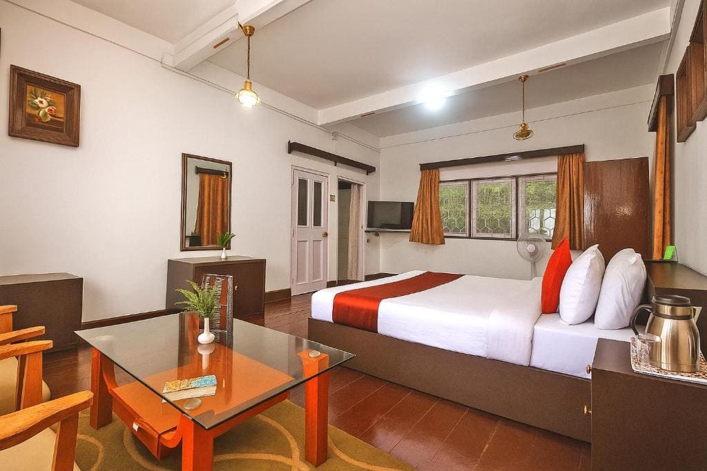 Club King Room with Mountain View with Complimentary High Tea room - Image 3