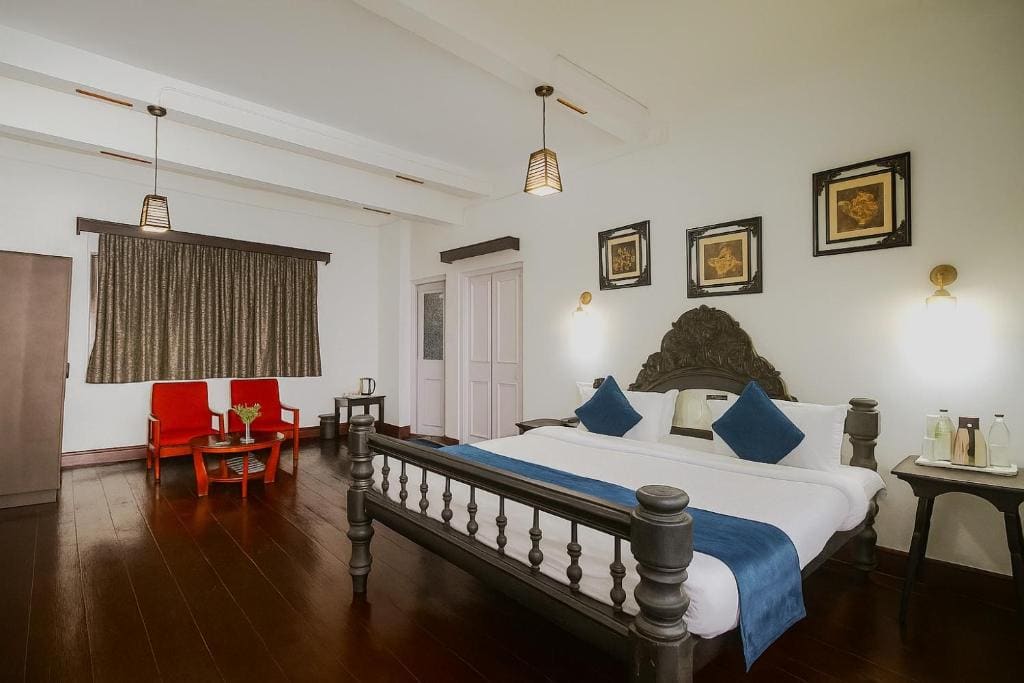 Suite with Sitting Room and Mountain View & Complimentary High Tea room - Image 3
