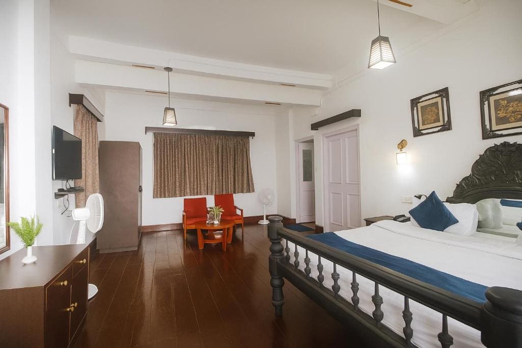 Suite with Sitting Room and Mountain View & Complimentary High Tea room - Image 2