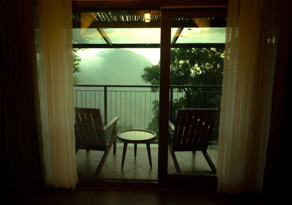 Double Room with Balcony room - Image 3