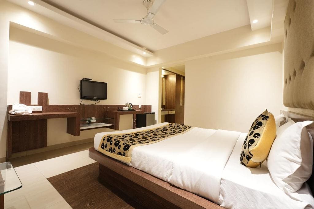 Deluxe King Room room - Image 2