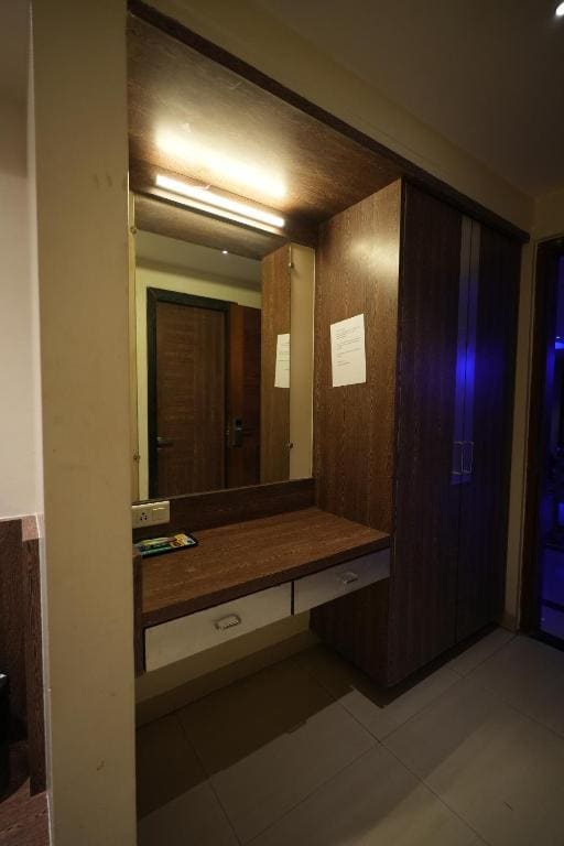 Deluxe King Room room - Image 3