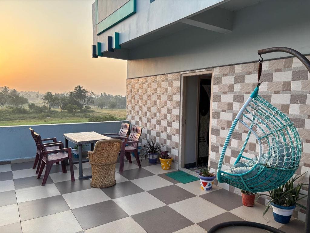 Deluxe Double Room with Balcony room - Image 3