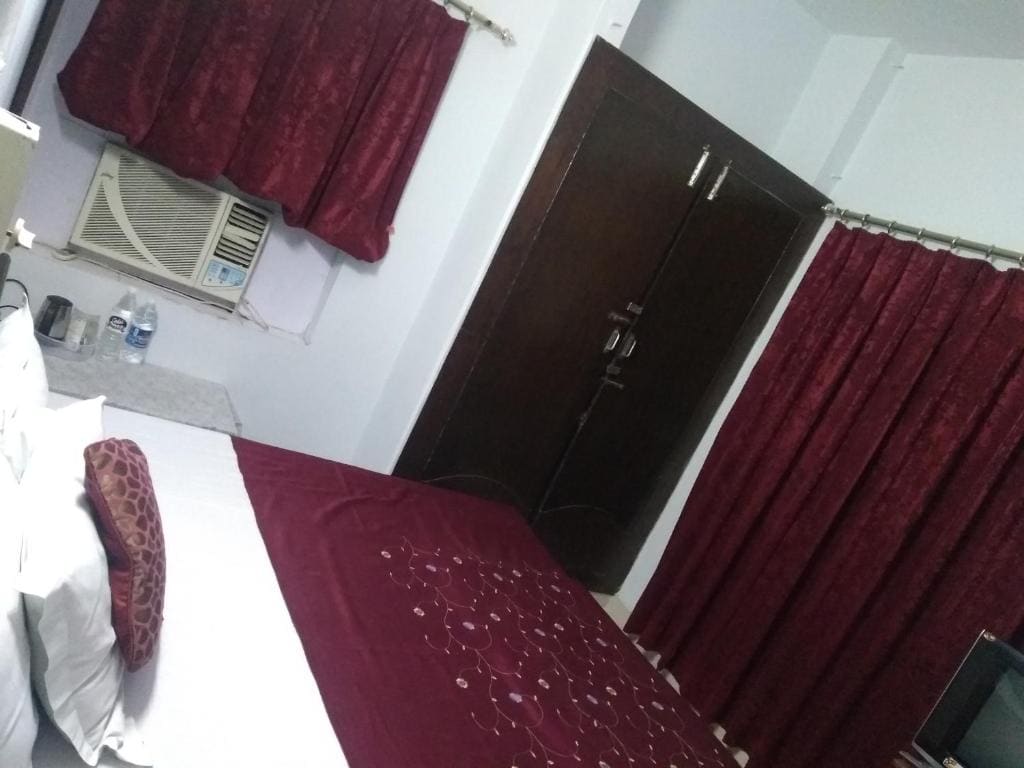 Standard Double Room with Shared Bathroom room - Image 2
