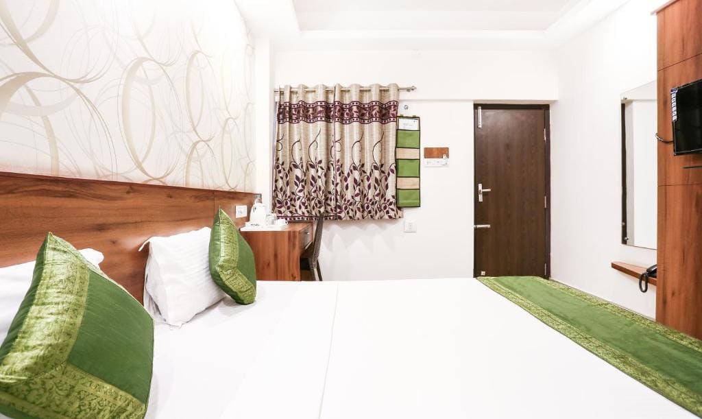 Standard Room With Queen Bed room - Image 2