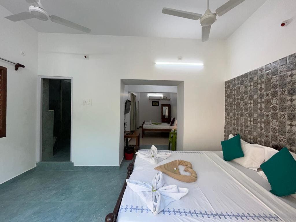 Superior Family Room room - Image 3
