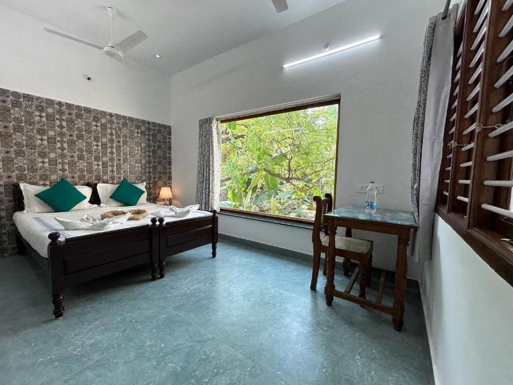 Superior Family Room room - Image 2