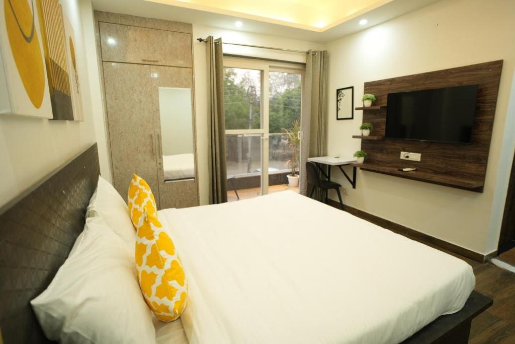 Studio with Balcony room - Image 2