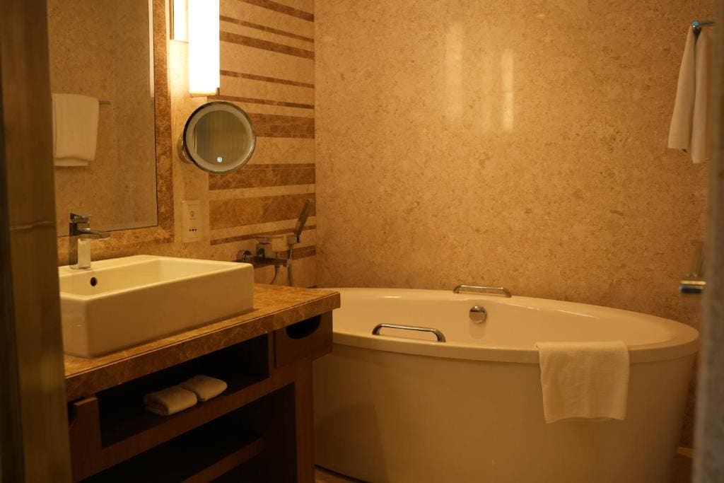 Junior King Suite - Lounge Access room - Image 1
