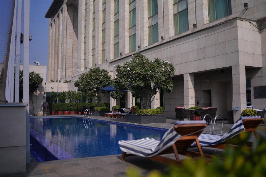Standard Room Offers Buy1Get1 on Premium beverages between 11amto7pm and 15% discount on Food and Soft beverages, SPA and Laundry room - Image 2