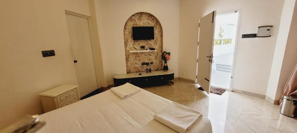 Queen Room with Garden View room - Image 2