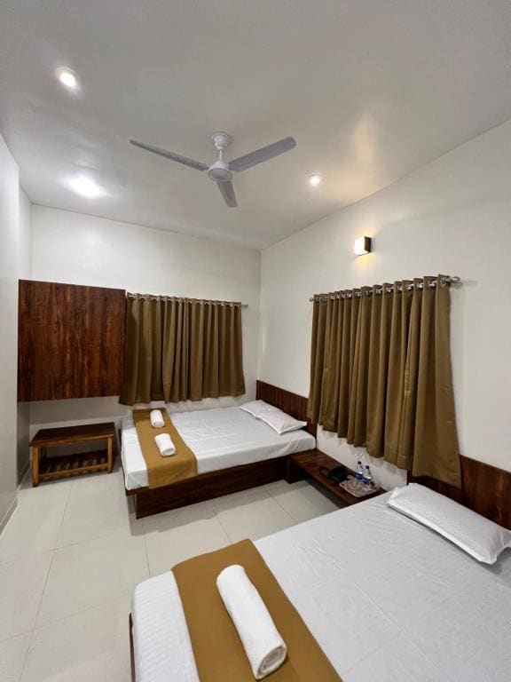 Quadruple Room AC room - Image 1