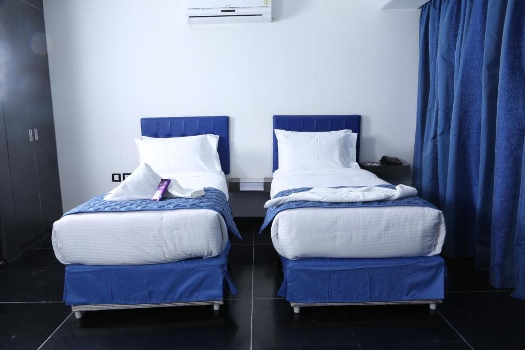 Business Twin Room - Non-Smoking room - Image 2