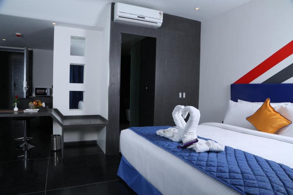 1 King Bed, Executive Business Room, Non-Smoking room - Image 2