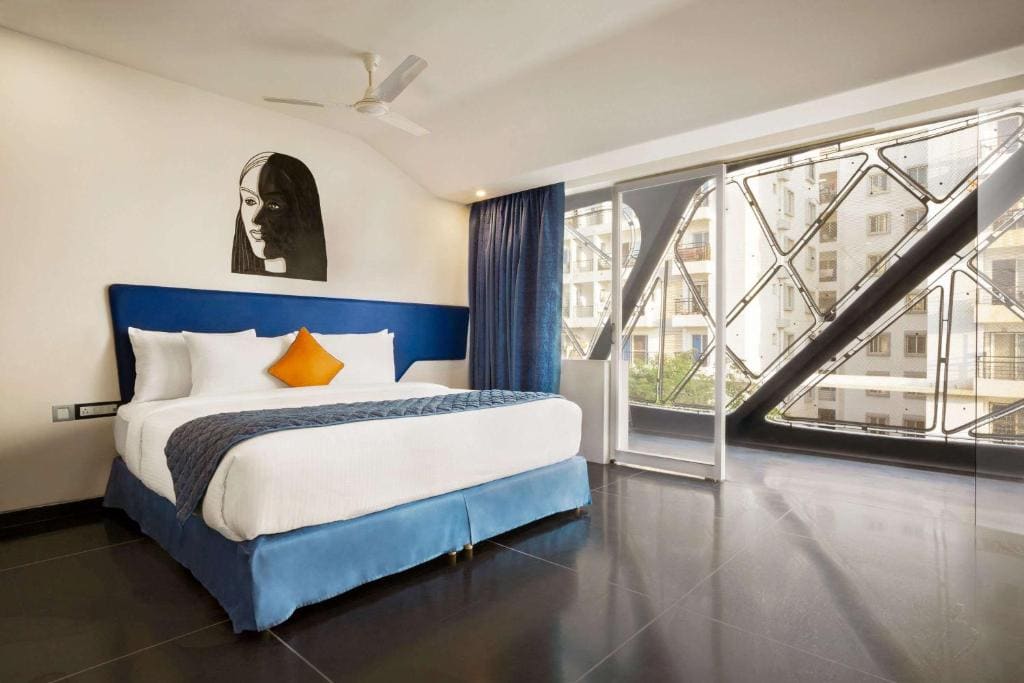 1 King Bed, Executive Business Room, Non-Smoking room - Image 3