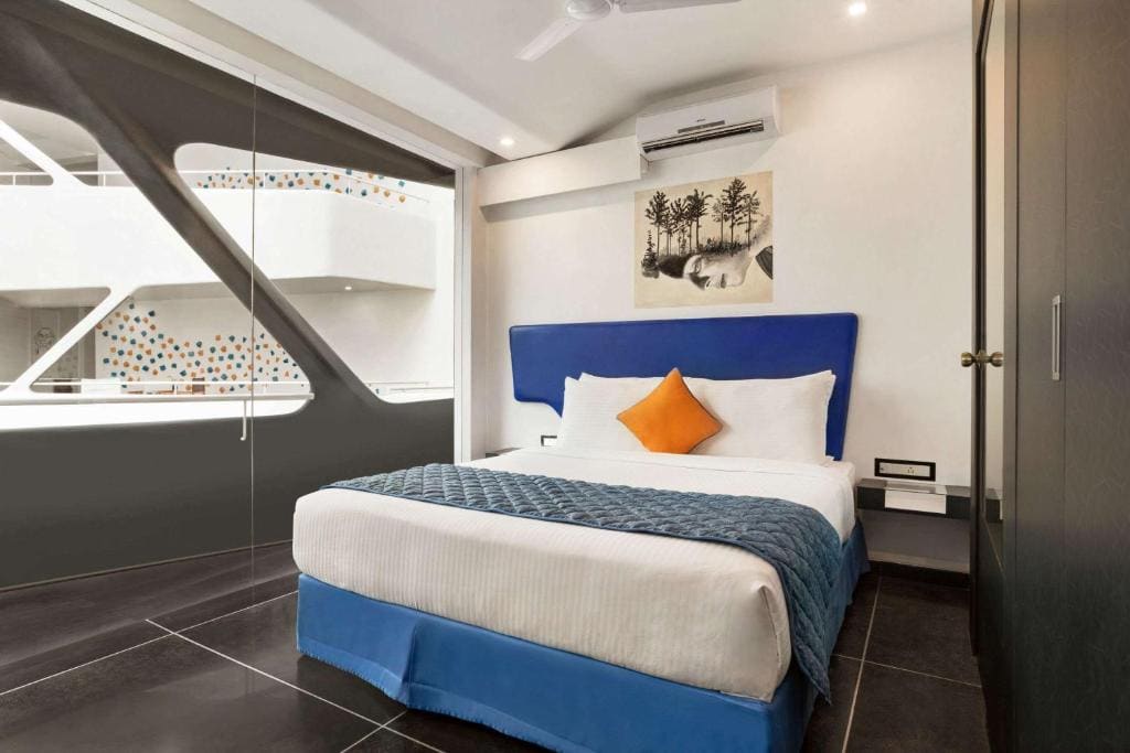1 King Bed, Executive Business Room, Non-Smoking room - Image 1