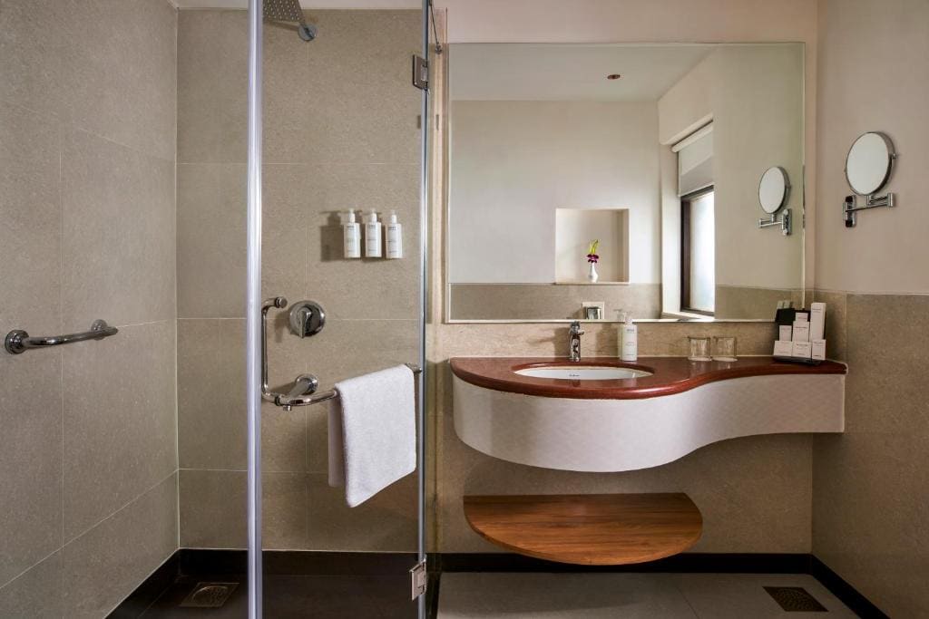 Superior Double Room - Garden Side - 2 pint beer per night, 20% off on food & beverage and spa room - Image 3