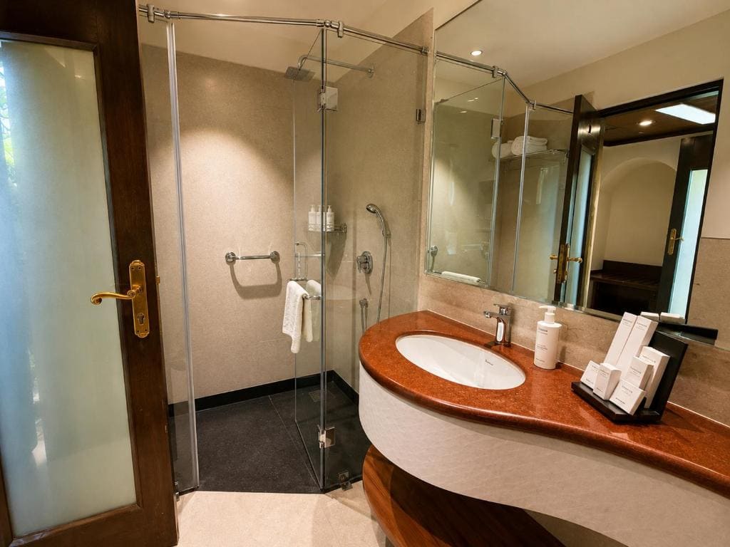 Superior Double Room - River Side - 2 pint beer per night, 20% off on food & beverage and spa room - Image 1