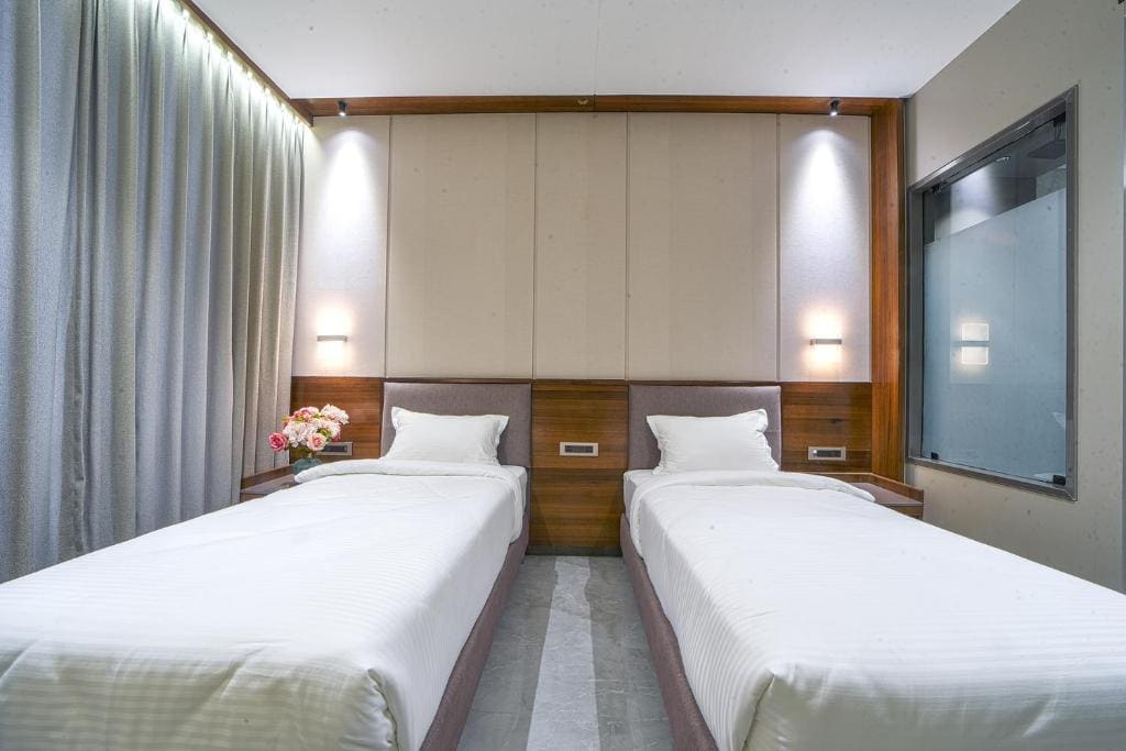 Superior Twin Room room - Image 2