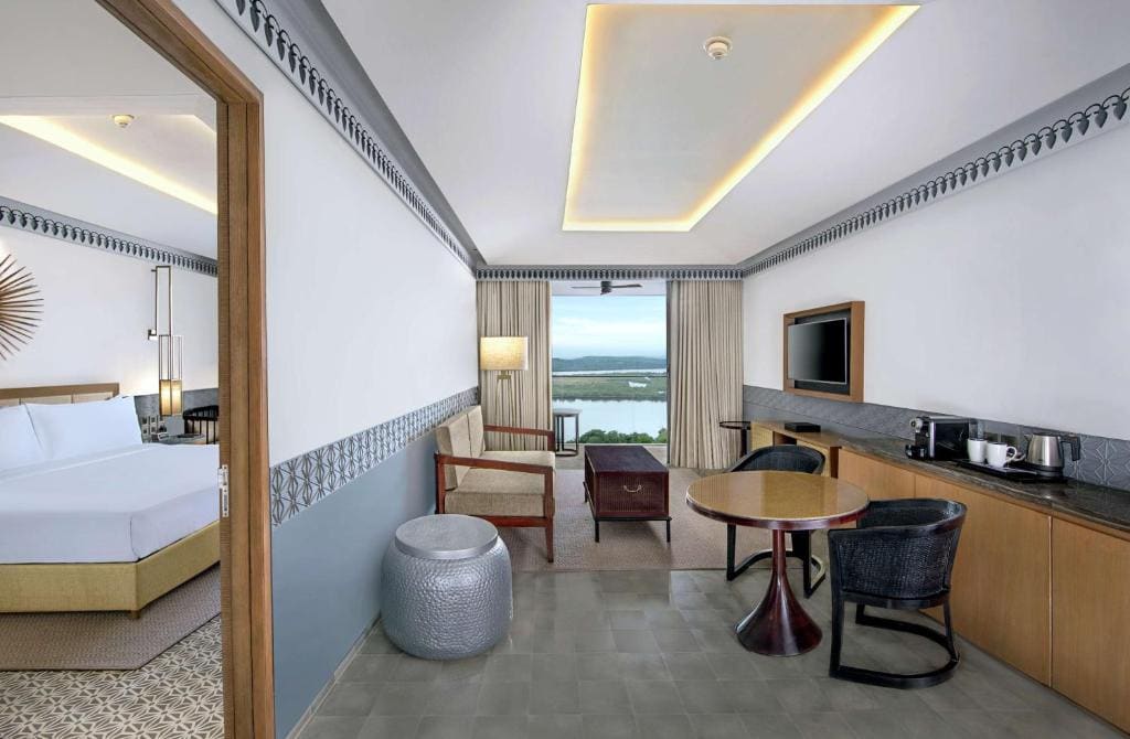 Deluxe Suite River View with Balcony room - Image 3