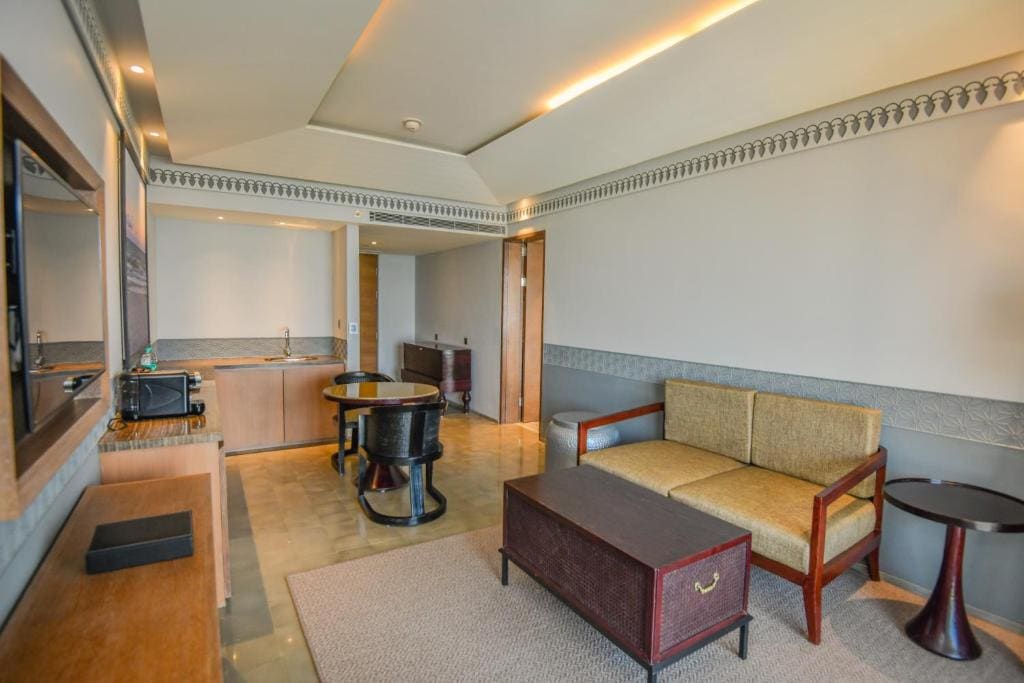 Deluxe Suite River View with Balcony room - Image 2